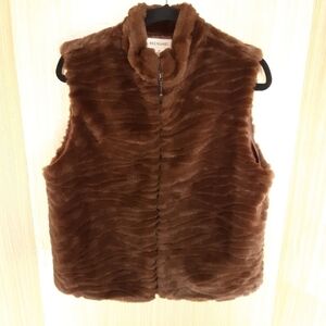 Bechamel faux fur zip up lined vest. Medium